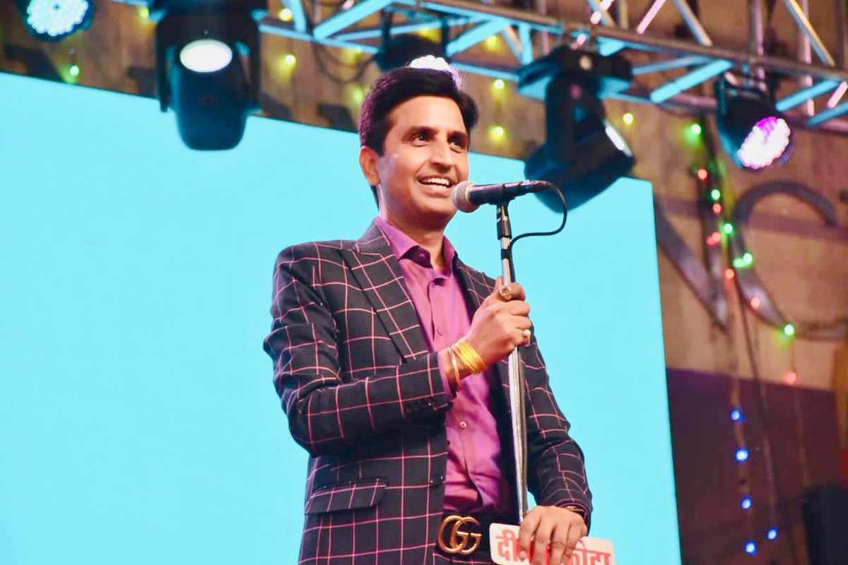 कल का कार्यक्रम वाक़ई अद्भुत था😍 एक लाख से भी अधिक का जनसैलाब सामने था तथा उससे कई गुना लोग पूरे हाड़ौती में विभिन्न माध्यमों पर लाइव देख रहे थे 😍मेरी कवि-सम्मेलनीय यात्रा के शैशव मंच पर अरसे बाद अपरिमित स्नेह-वर्षा के लिए आभारी हूँ कोटा🙏🏻 लव यू ऑल ❤️🙏🏻
Wardrobe <a href="/studio_sleek/">SleekStudioOfficial</a>