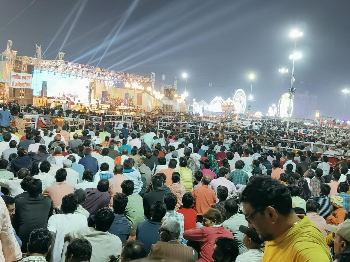DrKumarVishwas's tweet photo. कल का कार्यक्रम वाक़ई अद्भुत था😍 एक लाख से भी अधिक का जनसैलाब सामने था तथा उससे कई गुना लोग पूरे हाड़ौती में विभिन्न माध्यमों पर लाइव देख रहे थे 😍मेरी कवि-सम्मेलनीय यात्रा के शैशव मंच पर अरसे बाद अपरिमित स्नेह-वर्षा के लिए आभारी हूँ कोटा🙏🏻 लव यू ऑल ❤️🙏🏻
Wardrobe @studio_sleek https://t.co/jhRHOldFQL