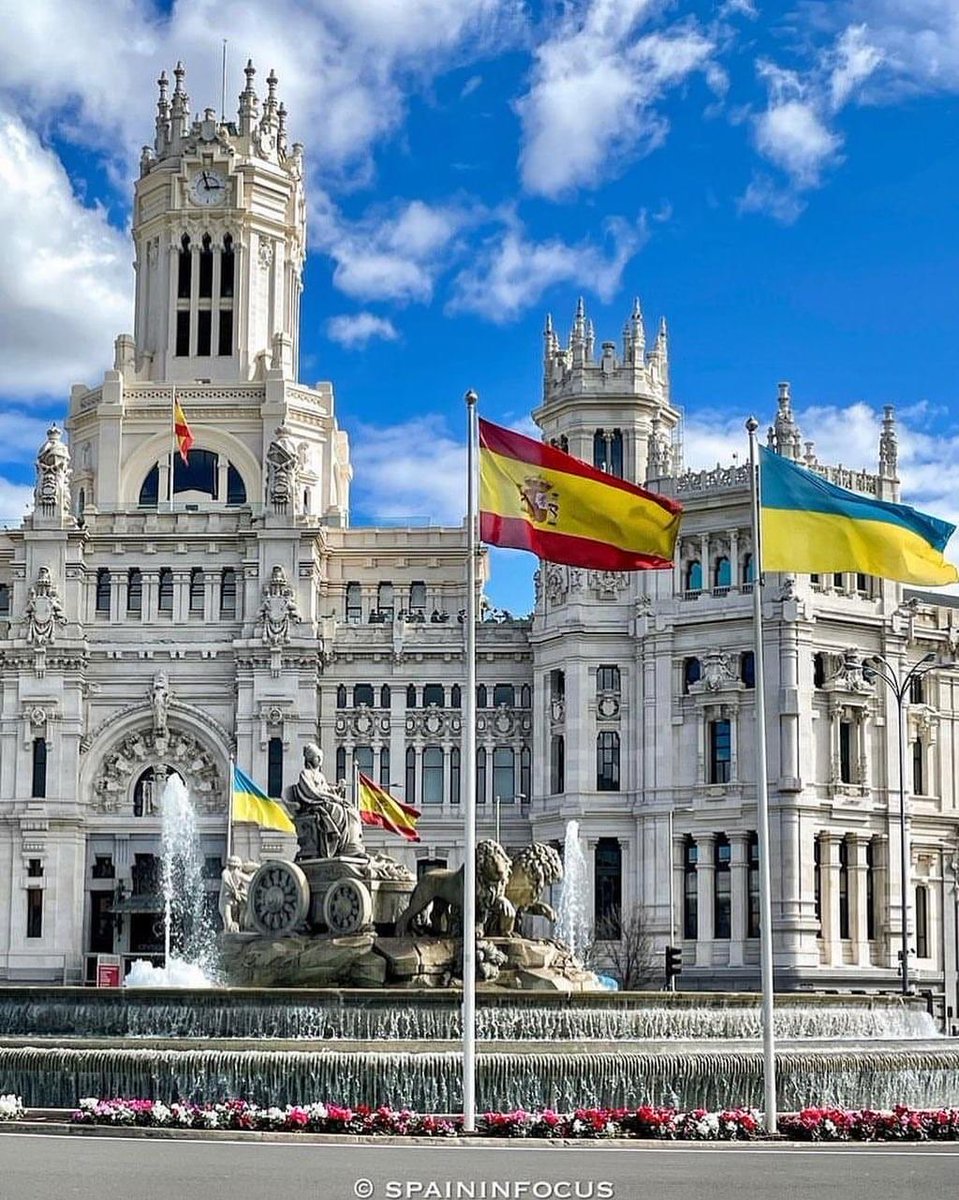 Plaza de Cibeles, #Madrid, #Spain 🇪🇸 📸 Photo © by instagram.com/spaininfocus 🙌 - Follow 👉 instagram.com/amazing__europe #Europe #European #streetphotography #travel #Wanderlust #beautifuldestinations