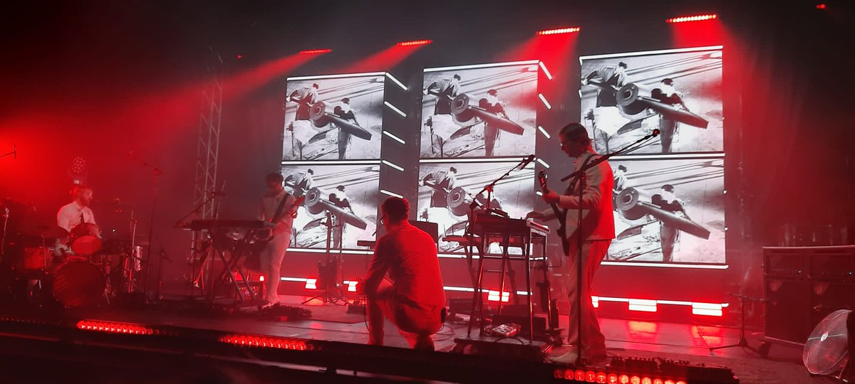 PaulEele's tweet photo. #epic #chuffingawesome #GO! #spitfirebird #deaf
Once again @PSB_HQ didn't disapoint. Such an awesome show from the graphics, lightshow, brass section and, of course, the band themselves.
@pbemusic were a great warm up too, will have to check out their stuff.
A great night 👌 https://t.co/MbsSx9Jp7v