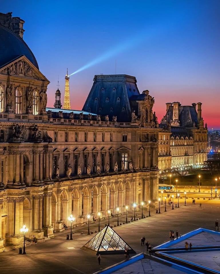 Stunning View of Musée du Louvre, #Paris, #France 🇫🇷 - 📸 Photo - © by instagram.com/gogojungle 🙌 - Follow 👉 instagram.com/amazing__europe #Europe #European #streetphotography #travel #Wanderlust #beautifuldestinations