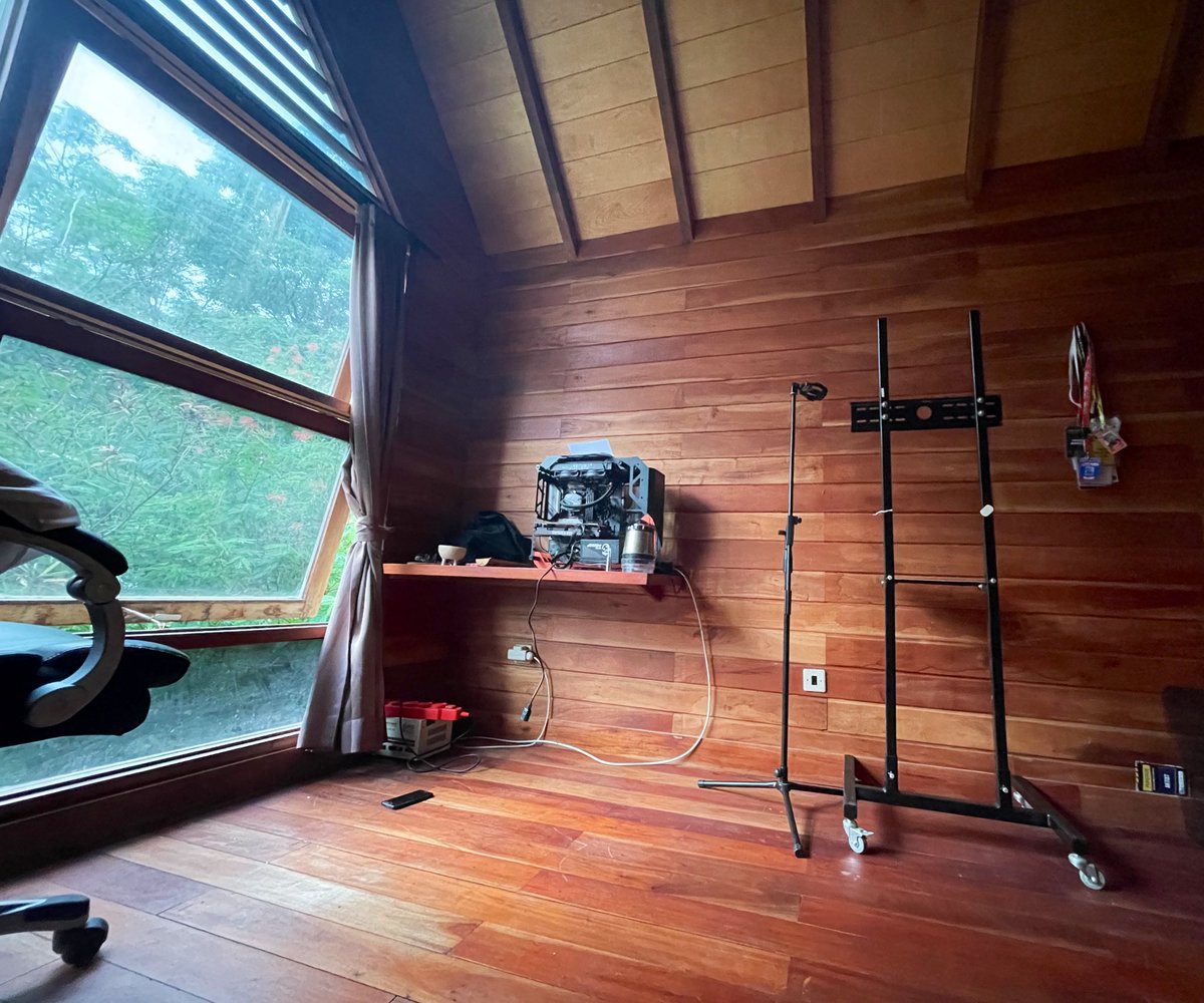 My studio just got stolen. That include my main SSD + backup HDD.
Hence, stems data for Jaques, Fuzzy, I album, Polyester Embassy album, and upcoming single from Rara Sekar are unrecoverable.

There’s nothing i can do about this except to continue making music✌️
1 step at a time.