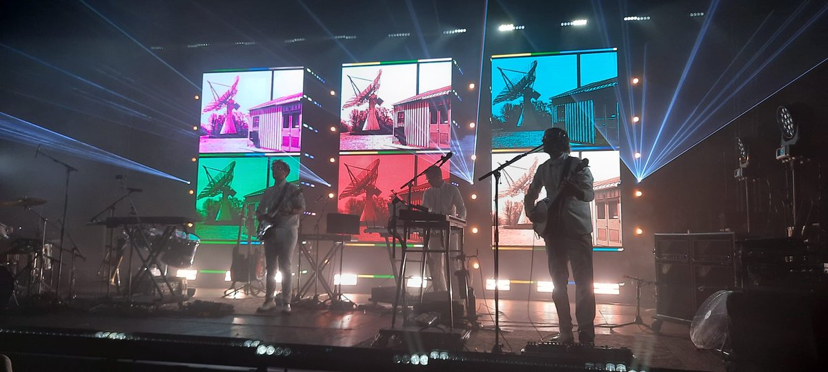 PaulEele's tweet photo. #epic #chuffingawesome #GO! #spitfirebird #deaf
Once again @PSB_HQ didn't disapoint. Such an awesome show from the graphics, lightshow, brass section and, of course, the band themselves.
@pbemusic were a great warm up too, will have to check out their stuff.
A great night 👌 https://t.co/MbsSx9Jp7v
