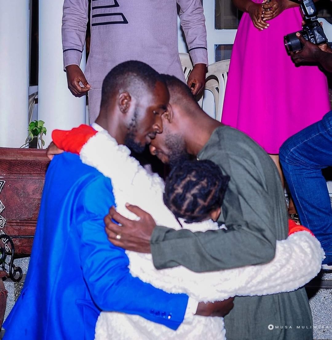 MatuMukiibi's tweet photo. Yesterday H.E #Bobiwine received the first dozen of ugandans who were stuck in detention in Dubai https://t.co/23Qr35oaWw we call upon those who can give more hand to bring back our sisters to Uganda.
#NupForever https://t.co/g91O70H1MQ