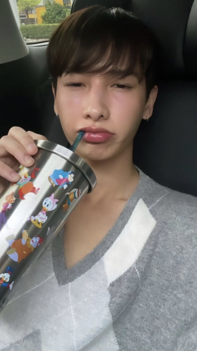 NewsOffgun's tweet photo. 【IG Story update:Gun】

🥤😣💕

cr. gun_atthaphan

#ออฟกัน #offgun
#おふがん https://t.co/MqSOVsQ8lQ