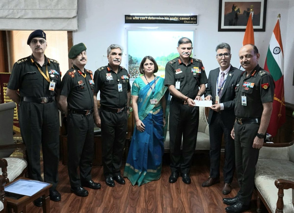 PRODefDehradun's tweet photo. The @ICICIfoundation presented a cheque of ₹ 15 Crore to Lt Gen CB Ponnappa, Adjutant General, #IndianArmy, towards Armed Forces Battle Casualties Welfare Fund #AFBCWF.
#MaaBharatiKeSapoot
@SpokespersonMoD https://t.co/4oGbWtWGl3