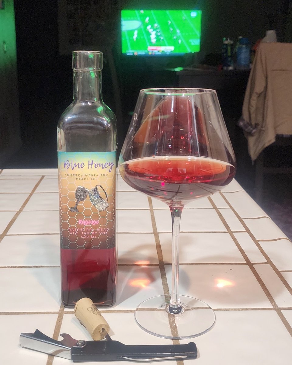 BlueHoneyWM's tweet photo. #collegefootball and #mead 🏈🍷#Cheers #Raspise #raspberrymead #rubamel #DrinkResponsibly #BeeSafe #BlueHoney🫐🐝 https://t.co/umCPcrq1bh