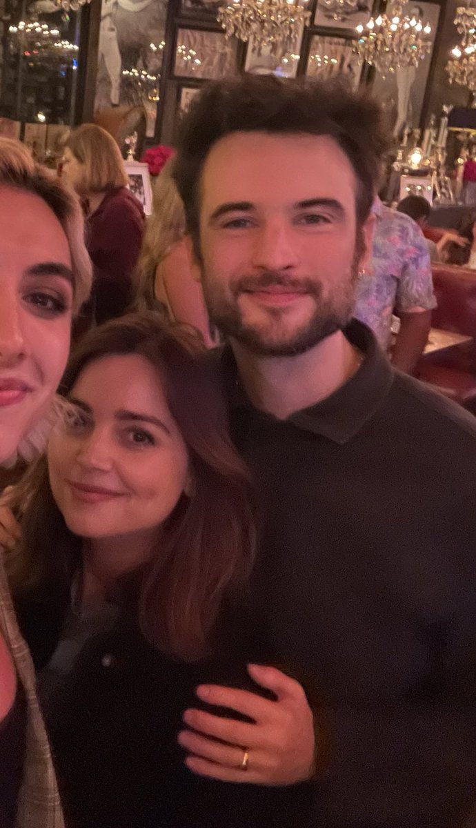 KeyleenKT's tweet photo. Jenna is so smol. This is no longer a kiss on the forehead, but on the top of the head 😭✨
#TheSandman #TomSturridge #JennaColeman #morphanna https://t.co/nXsiFX0qlq