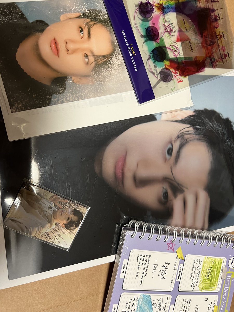 BTScute12's tweet photo. 久しぶりの帰宅
届いてた
昨日の今日だからよけいに😭💜
めちゃくちゃ素敵😭
全員ドアップとか😭
素敵なサジンたくさん😭
これ、中身が年々よくなってる🥹
#BTSdfesta
#jungkook https://t.co/d4z7xQTx9J