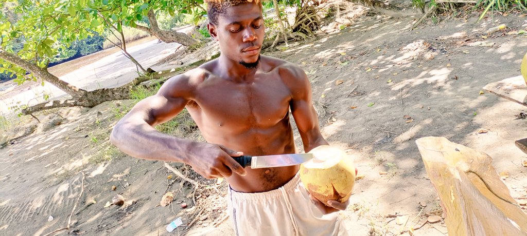 pahedipoula's tweet photo. #Kribi, le vendeur de noix de coco. #Batenga. Les chutes de la #Lobé.
Mes trips de ouf. #Hollydays #Vacances #Cameroun #EckoRoosevelt https://t.co/eqLq4qlHZL