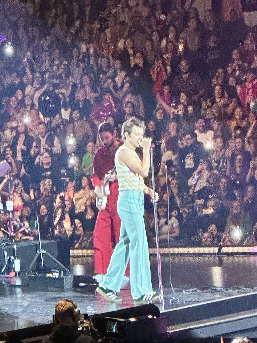 📸| Harry en el escenario del United  Center.
15.10.22
#LoveOnTourChicago

©️ whenyouknow28