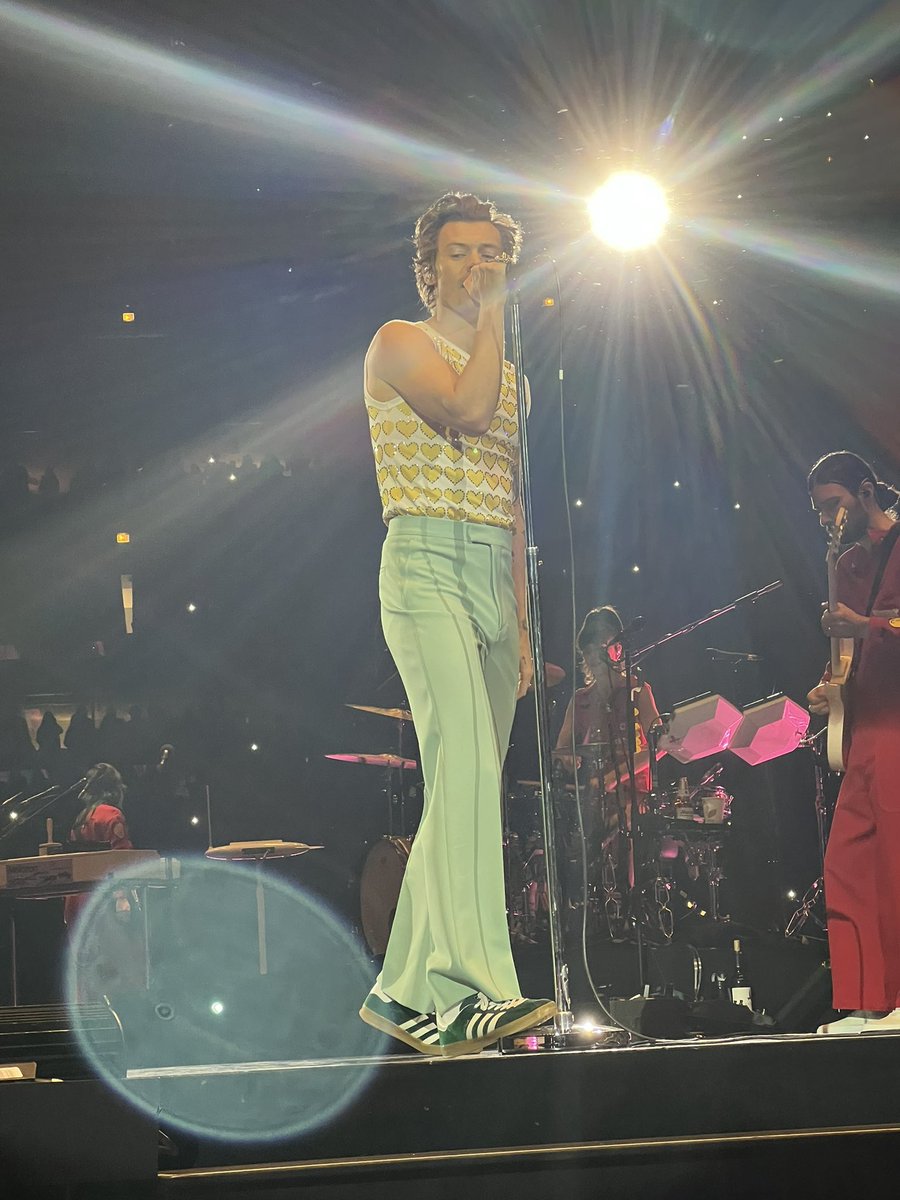 📸| Harry en el escenario del United  Center.
15.10.22
#LoveOnTourChicago

©️ hsleftdimple
