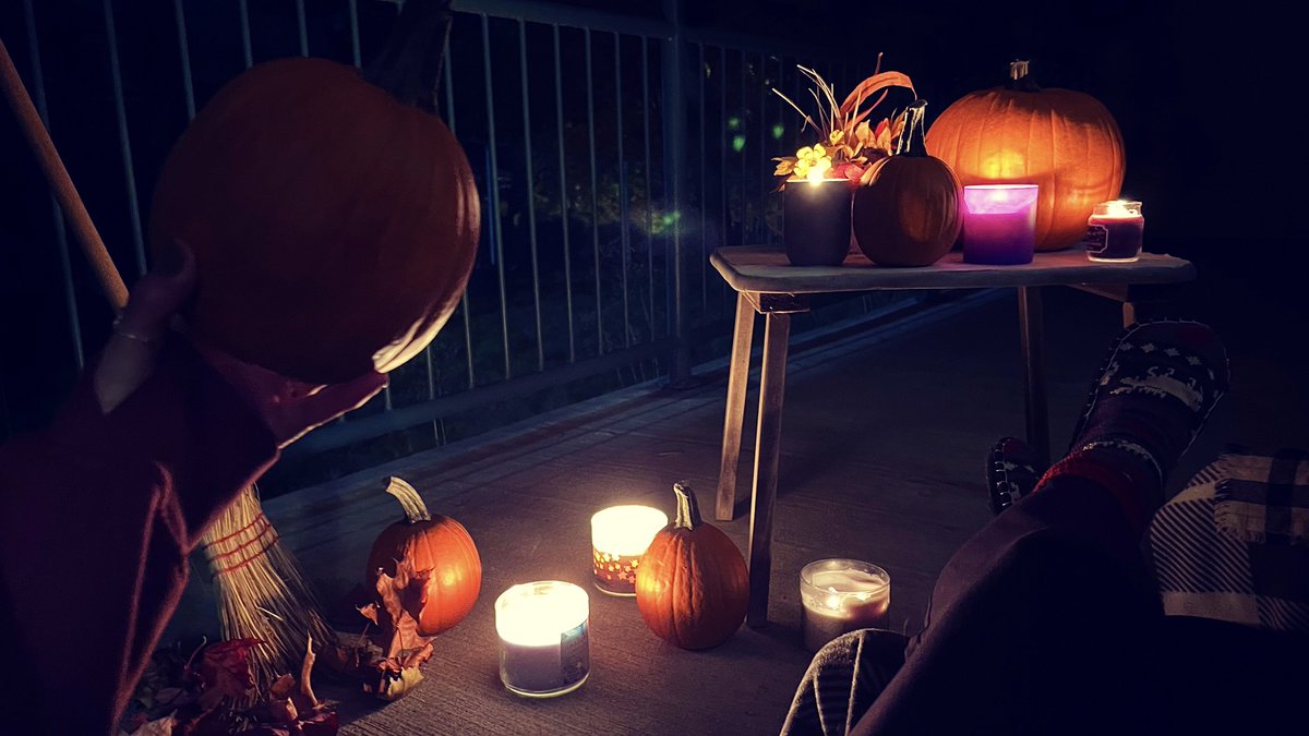 HeyItsMeMissJT's tweet photo. My cozy little pumpkin inferno. If you've got it, haunt it. 👻#SudburySaturdayNight #OctoberFright #ChillyNights #HotChocolate #WeekendVibes #SpookySeason #AutumnLove Movie night on the patio. ✌️#GoodTimes 🍁🍂🎃🕯️🧡🖤✨🍎🧹🪄🍿🔮 https://t.co/Sbj7BhAftM