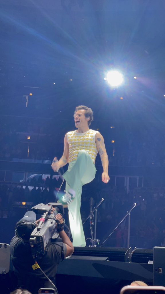 📸| Harry esta noche!
15.10.22
#LoveOnTourChicago

©️darknessdeparts