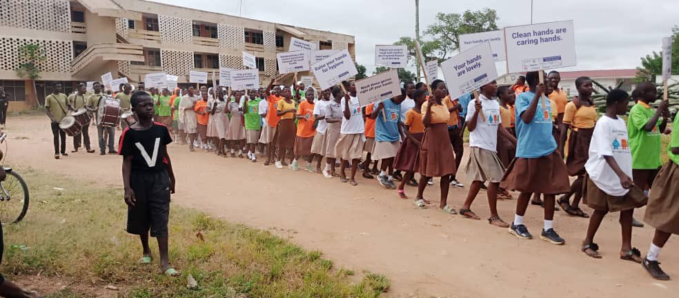 G_Communities's tweet photo. Students, teachers and staff at a primary school in Ghana are celebrating #GlobalHandwashingDay and the impact that handwashing and clean water has on their health and community. #GHD2022 https://t.co/1MP6e5xDJz