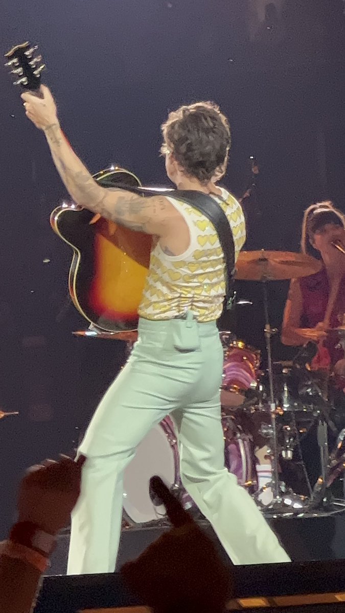 📸| Harry esta noche con su guitarra!
15.10.22
#LoveOnTourChicago

©️digyourcinema