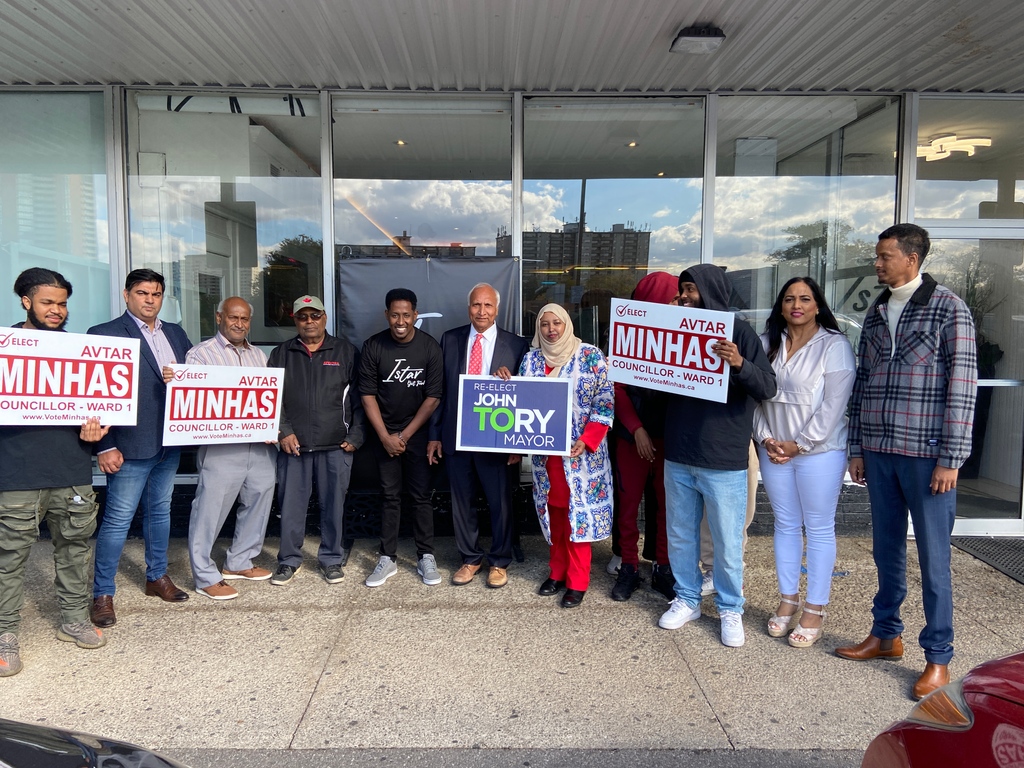 AvtarMinhas2022's tweet photo. Meeting Mayor John Tory today at a rally organized by the Somali Community of #Etobicoke North. Thanks to the #Somali community of Etobicoke North for supporting me in my election for City Councillor #Ward1 #Toronto #EtobicokeNorth. https://t.co/8fWQE3OJ0d