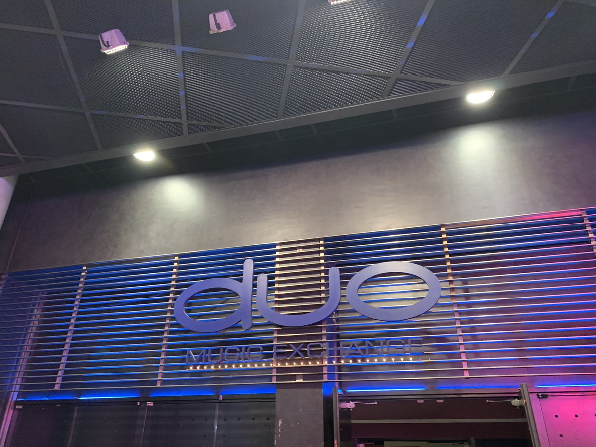 moderato313more's tweet image. なんか慌ただしく写真がこれしか撮れてない😅
ゆうくん、ライブごとに頼もしさが大きくなっていく。それでいて子供みたいに色々仕掛けてタカさんジーノさんマサさんの笑顔を引き出していくって…素敵なライブだったなあ。
いいライブでした。
 #さかいゆう
 #MUSICBUTTON