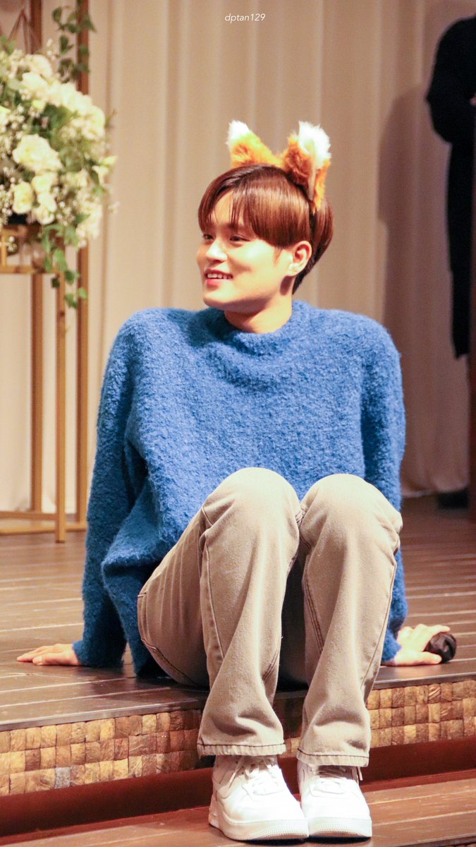 dptan129's tweet photo. 221015 원티샵 팬싸

왜 이렇게 귀엽게 앉아??😂

#이대��  #LEEDAEHWI 
#AB6IX    #에이비식스    #1takes #TAKE_A_CHANCE    #Sugarcoat https://t.co/LTHDJvlgX4
