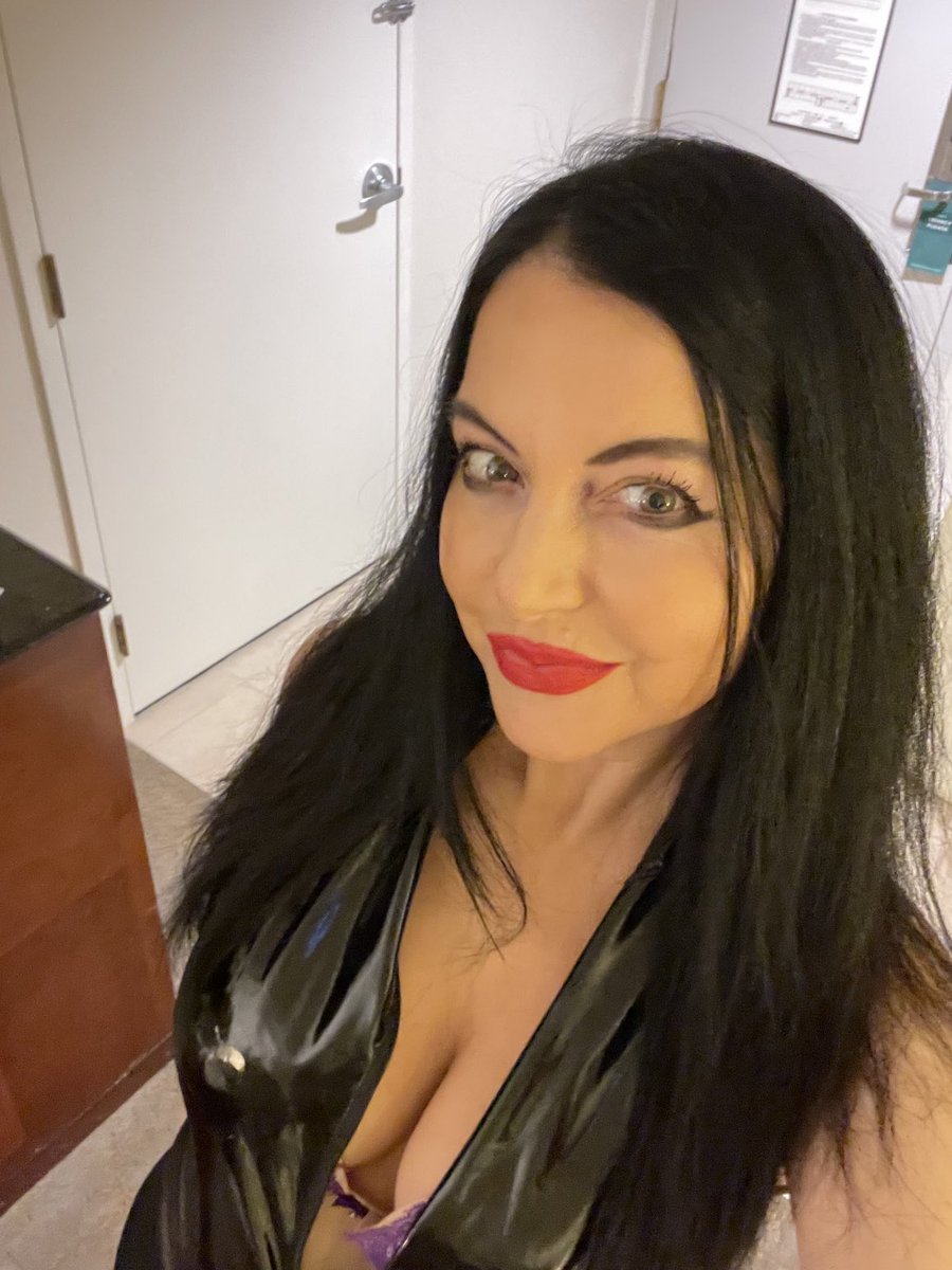 IvonnaCadaver's tweet photo. Headed back out to host @MONSTERPALOOZA1 Son-Set #afterparty #SPFX yearly award for #SPFX #SteveJohnson presented by @TomHolland1996 #theclaws plays and much more.. #macabretheatre @ytanetwork #HorrorFamily https://t.co/uYjnvMy2Y6