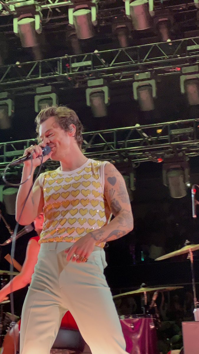 📸| Harry en el escenario del United  Center.
15.10.22
#LoveOnTourChicago

©️ satellitesushi