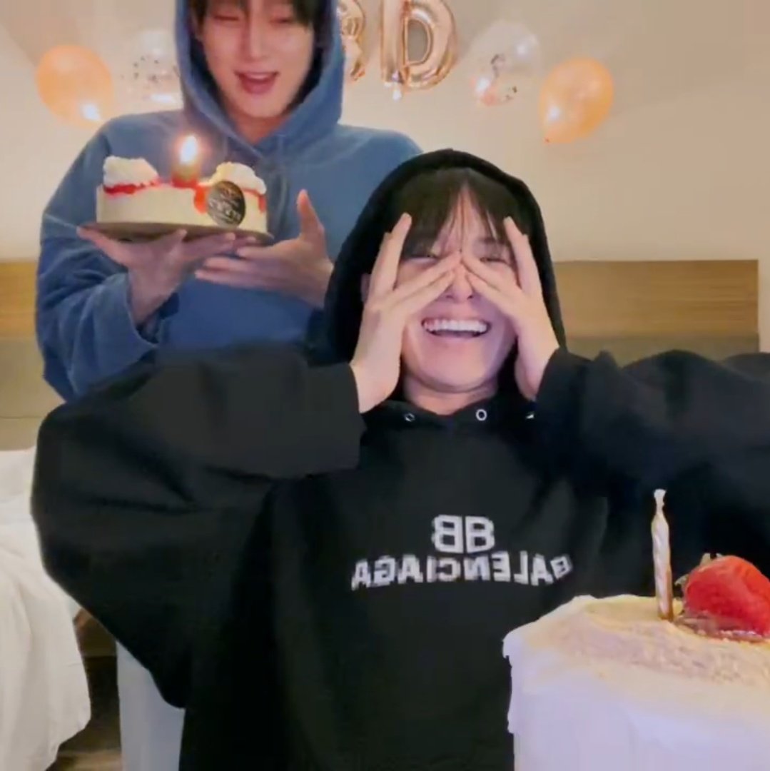 saraaanghee's tweet photo. my heesun heart is happy right now 😭🤍 https://t.co/P9qS3kwd3Y