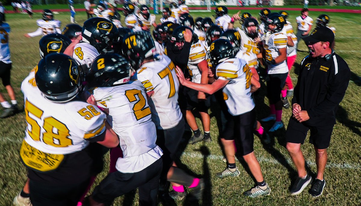 Bucs_FB_Media's tweet photo. 10.15.22 @ AP
#GameDay pics 🎥➡📸
#HighSchoolFootball #delcoFootball https://t.co/zEs1jV5EJD
