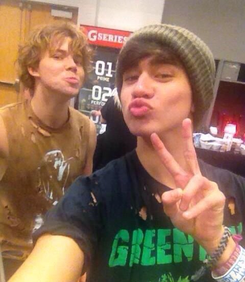 theclubhouseafi's tweet photo. these two are the members of 5sos y’all are intimidated of? https://t.co/D1GkcZrHo7