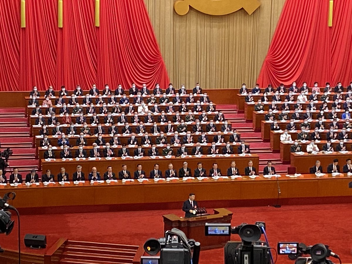 In his speech to the 20th Party Congress, Xi Jinping basically says zero #COVID rules won’t be easing soon. Still talking about pandemic in ‘war’ terms and ‘unswervingly’ putting people’s lives first. Note: Xi & Politburo members are the only ones here not wearing masks. @NBCNews