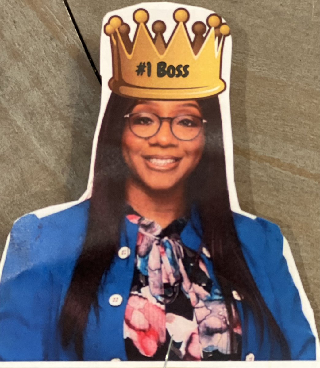 TinaTeaching's tweet photo. Ending the week w/ a happy heart full of gratitude! I work w/ some amazing people… I absolutely love this! 🤗✨Now I just need to figure out how to hide these sweets from my husband &amp; son 😆  #grateful #bosslady #amazingstaff #happyheart #gratitude #bossday #happyweekend https://t.co/N1nlL9Wmjs
