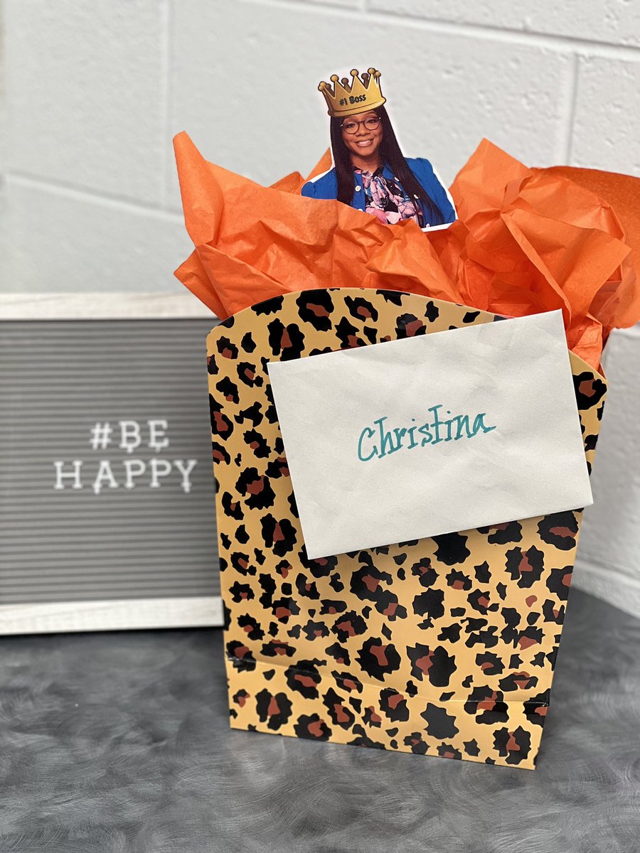 TinaTeaching's tweet photo. Ending the week w/ a happy heart full of gratitude! I work w/ some amazing people… I absolutely love this! 🤗✨Now I just need to figure out how to hide these sweets from my husband &amp; son 😆  #grateful #bosslady #amazingstaff #happyheart #gratitude #bossday #happyweekend https://t.co/N1nlL9Wmjs