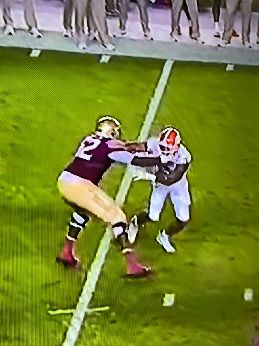 ClemsonUpdates's tweet photo. Holding XT by face mask and Jersey. https://t.co/Mh8cFcPXJX