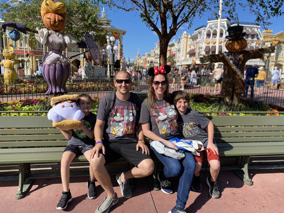 TabathaJ14's tweet photo. Disney World vacation โค๏ธ #FallBreakFun @EastwoodKnolls @RobRobledoEKIS https://t.co/qgyGdHa0dW