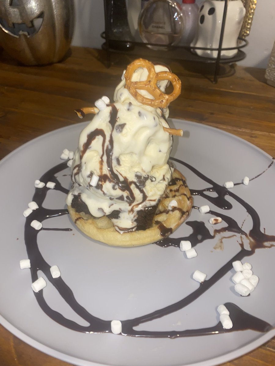 juliahnelson's tweet photo. @NailedIt rate my boyfriends dessert creation https://t.co/3j9FbfefAB