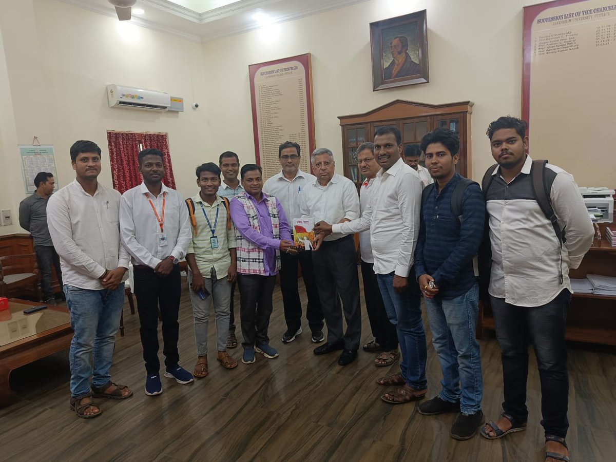 AbhiramOdisha's tweet photo. କ୍ଷେତ୍ରୀୟ ସଂଗଠନ ସମ୍ପାଦକ ଶ୍ରୀ ଅପାଂଶୁ ଶେଖର ସିଲ୍ ଓ ପ୍ରାନ୍ତ ସଂଗଠନ ସମ୍ପାଦକ ଶ୍ରୀ ବଇଲୋଚନ ସାହୁଙ୍କ ଉପସ୍ଥିତି ରେ ରେଭେନ୍ସା ବିଶ୍ଵବିଦ୍ୟାଳୟ କୁଳପତିଙ୍କୁ ''ଧେୟ ଯାତ୍ରା" ପୁସ୍ତକ ପ୍ରଦାନ କରାଯାଇଥିଲା।
#ABVPCuttack
#ABVPRavenshawUniversity https://t.co/cMjkx5mWT0