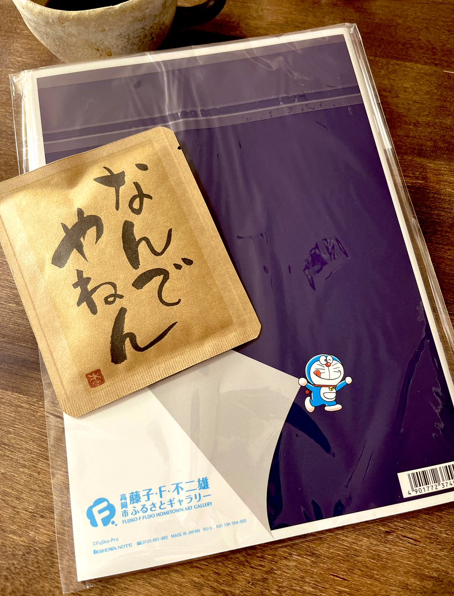 先日大久保ヒロミさんからいただいたノートとコーヒーかわいい。ネタ帳にしよ 