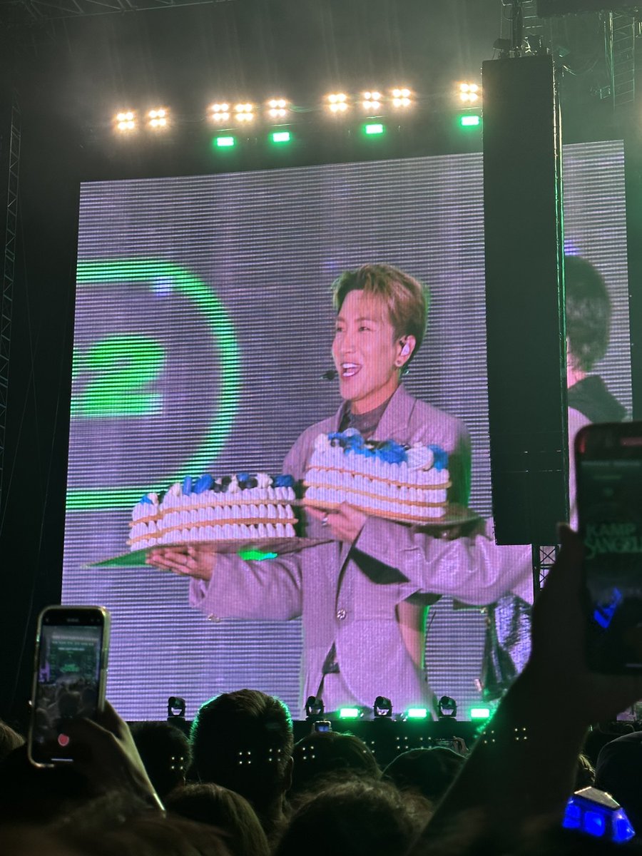 littlestar1208's tweet photo. Cake for birthday boy Donghae #KAMPLA2022 #SUPERJUNIOR https://t.co/9LxBz0UOXf