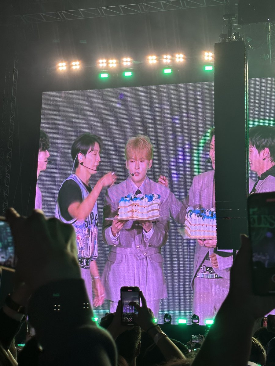 littlestar1208's tweet photo. Cake for birthday boy Donghae #KAMPLA2022 #SUPERJUNIOR https://t.co/9LxBz0UOXf