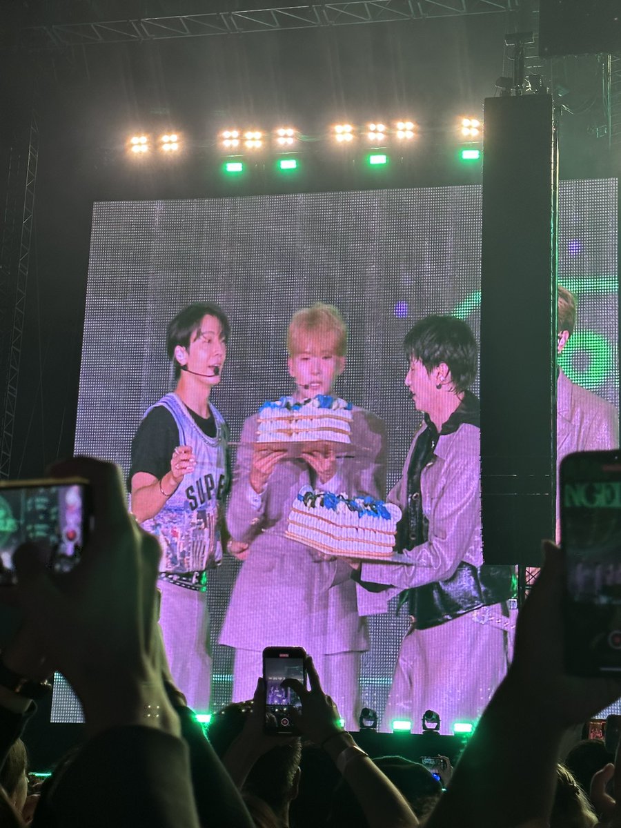 littlestar1208's tweet photo. Cake for birthday boy Donghae #KAMPLA2022 #SUPERJUNIOR https://t.co/9LxBz0UOXf