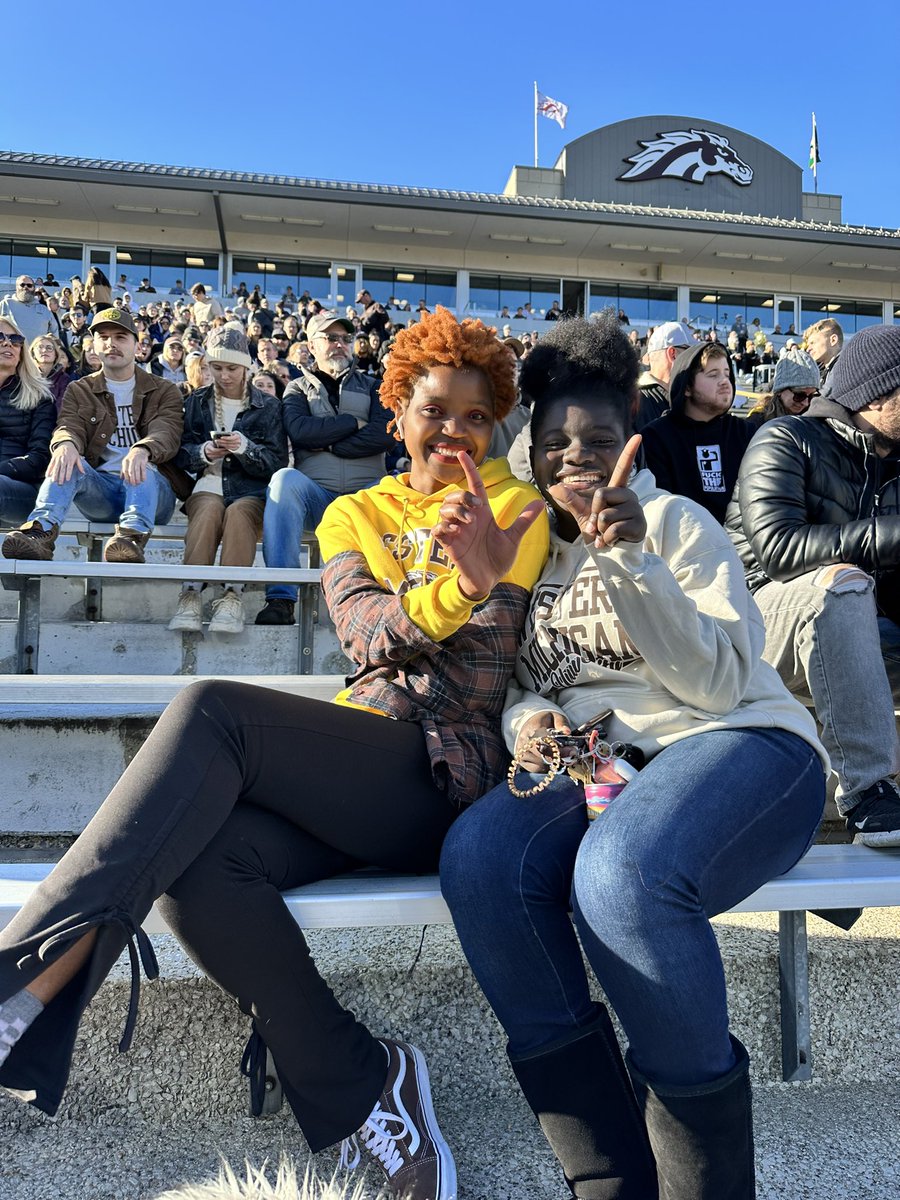 RachealMmanga's tweet photo. Game day #wmu #wmugameday #wmubroncos #wmufootball match my energy https://t.co/RBrwkT6Fbp