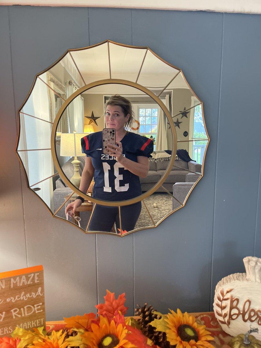 TacomaMomBlog's tweet image. Repping #31 tonight. Cancelled game due to air quality &amp;amp; smoke. Hoping for resched on 10/17. 🦅🏈❤️