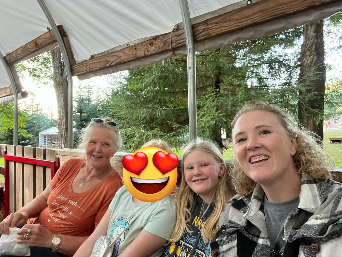 BeccaJonesTeach's tweet photo. @AlaneAdamsBooks Today we got to go in our annual pumpkin patch trip and ride on the hay ride!! #FirstBingo #getspookywithalane #girlsday https://t.co/hipr3LGNpb