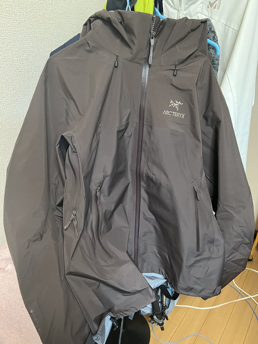 アークテリクスのカッコいいシェルジャケットを買ってしまいました これいくらだ 潮里潤 モブせかコミカライズ９巻22 10 8発売のイラスト