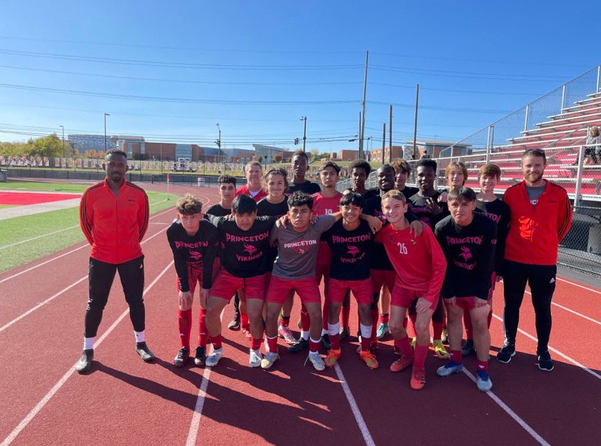 JDB_890788's tweet photo. Last JV game of the season. I swear I love these boys. Wouldn’t be able to tell by how far I’m standing away from everyone 🤣 @PHS_Viking_FC https://t.co/xcqasy4yaQ