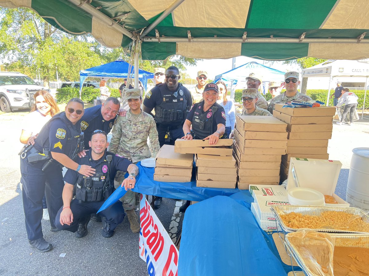 MFox_VBPD's tweet photo. A quick hop over the the Second Precinct to join the Nuestra Féria!  Shout out to Rico Chef for the delicious empanadas!!! Yum! https://t.co/hsemcn9en0