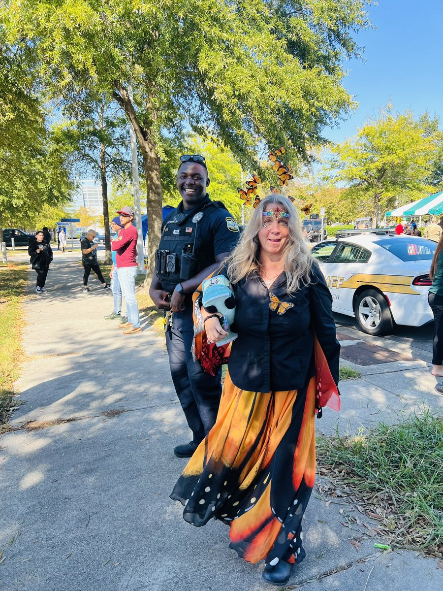 MFox_VBPD's tweet photo. A quick hop over the the Second Precinct to join the Nuestra Féria!  Shout out to Rico Chef for the delicious empanadas!!! Yum! https://t.co/hsemcn9en0