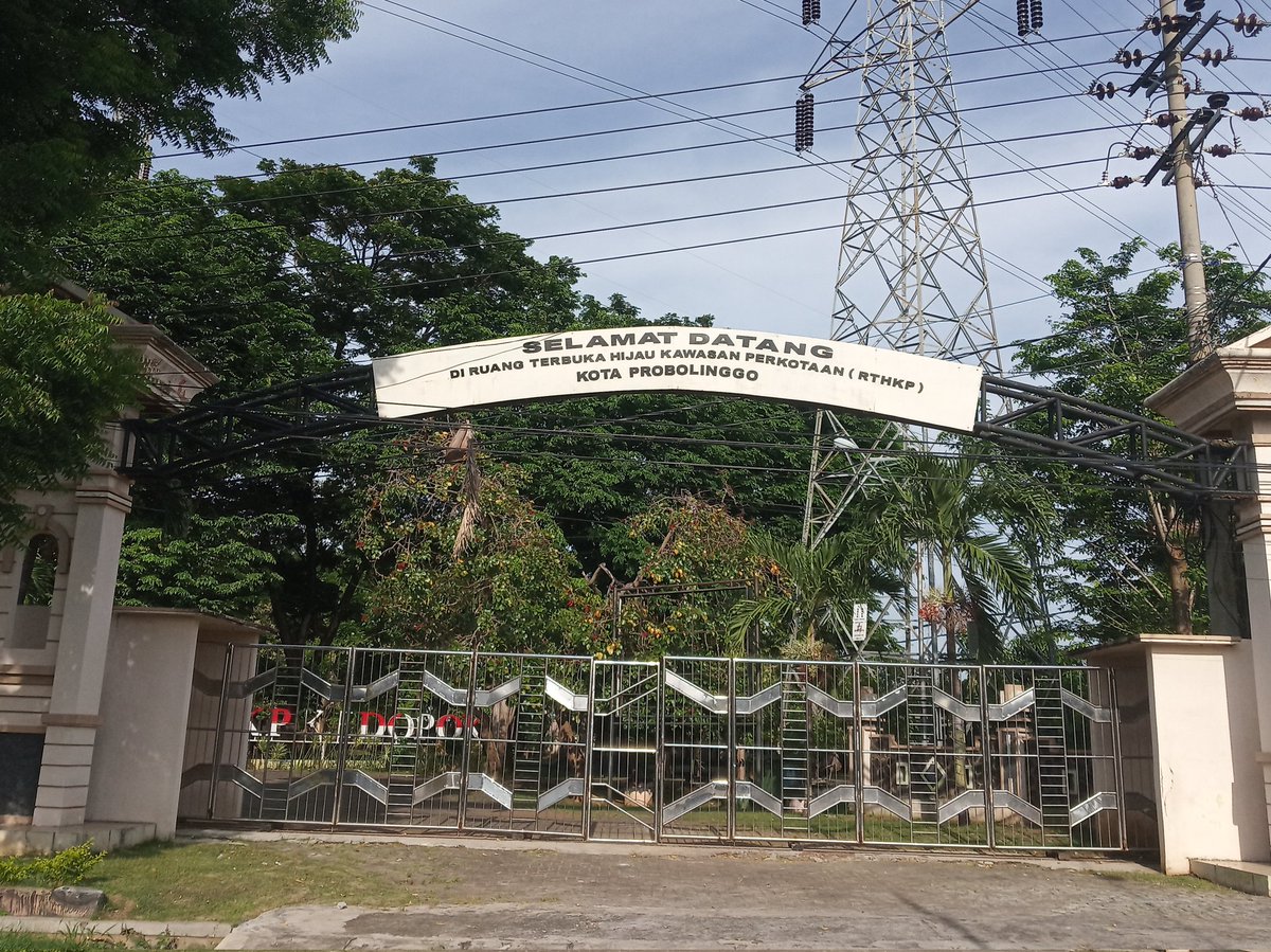 ahmadrois's tweet photo. Ruang Terbuka Hijau (RTH) Kedopok. Sabagai salah satu hutan Kota yang berfungsi untuk sarana rekreasi keluarga dan penyumbang oksigen... 
#WeLoveProbolinggo
#WeLoveCities
@HandalEdukasi
@miskadi_di https://t.co/gAVHZ2AaCJ