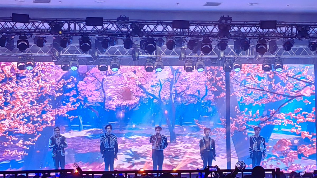 Garuda94141568's tweet photo. Mahalima hanggang sa huli🤍💙 Worth it ang 8 hours travel🤍🤎
Sa susunod sana VIP SC na. https://t.co/yf5b8fOxBZ