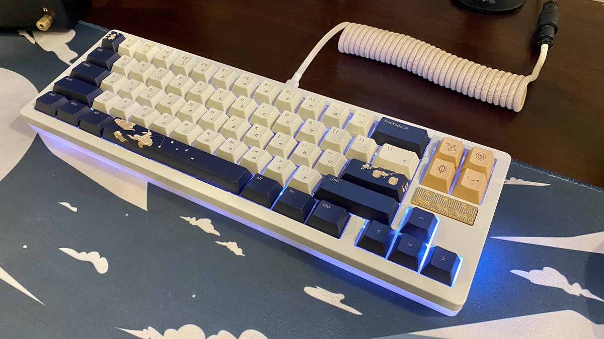 owlremember's tweet photo. Comparison of my old keyboard (left) and my new one (right) https://t.co/6iK5BRdAfw