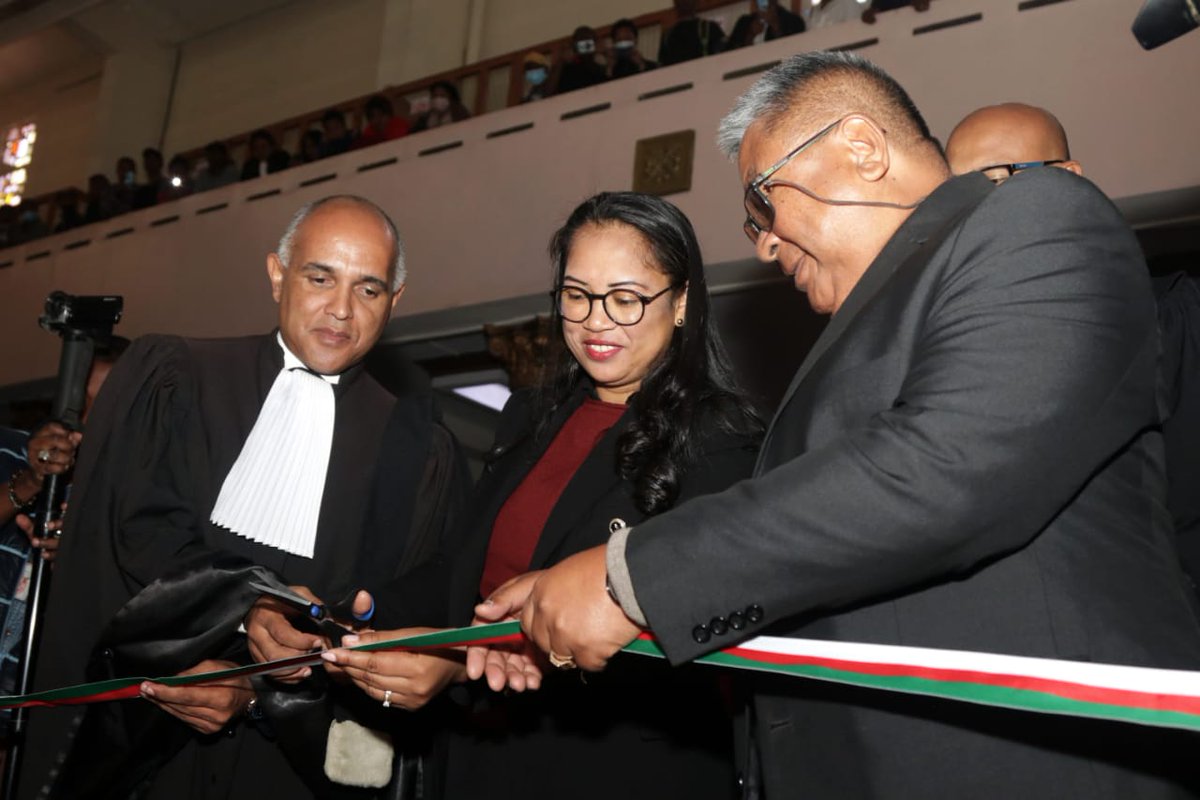 Les 85 années d'existence du Barreau de Madagascar ont été célébrées avec le Ministre de la Justice et le bâtonnier. Félicitations aux avocats du barreau. Longue vie à ce métier.